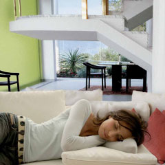 Mujer tumbada y relajada